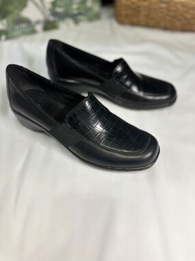 Clark’s Black Slip-On Loafers/dress shoe
